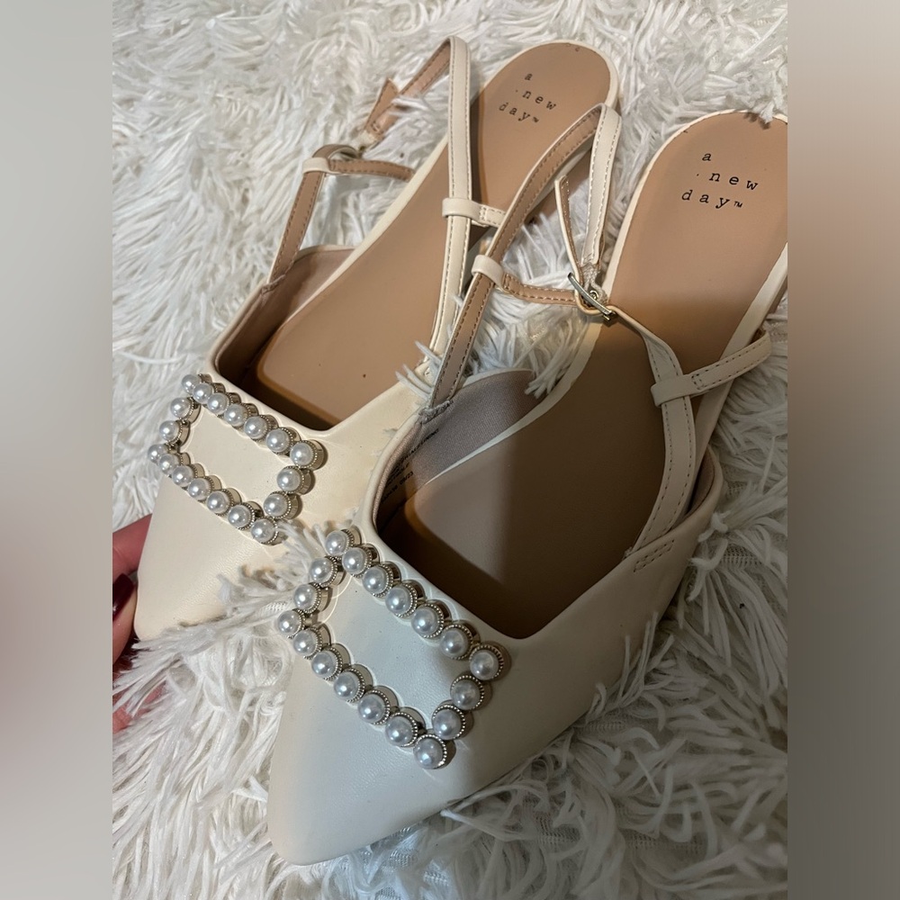 Trendy pearls flat shoes